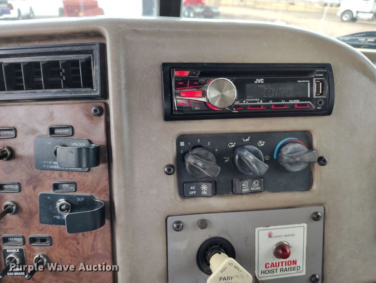 image for item EH0234 2005 Peterbilt 335  roll-off container truck