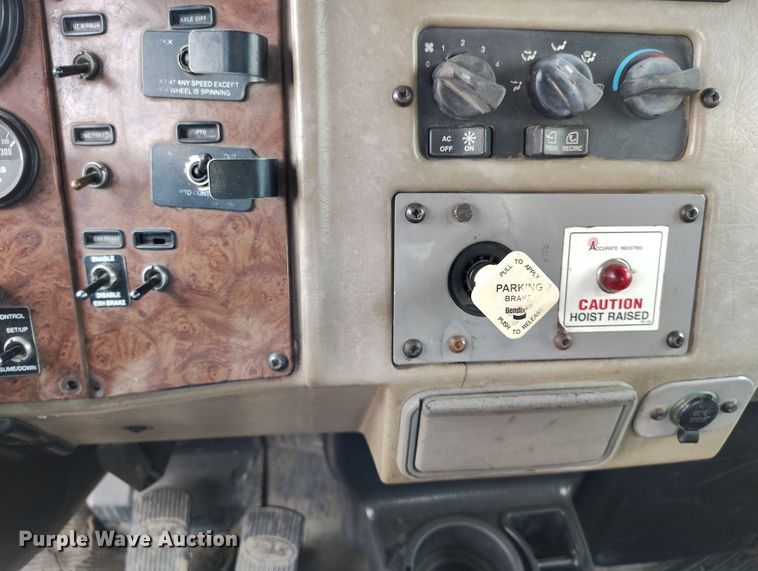 image for item EH0234 2005 Peterbilt 335  roll-off container truck