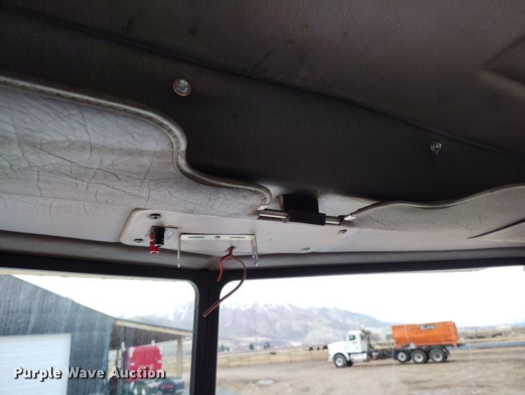 image for item EH0234 2005 Peterbilt 335  roll-off container truck