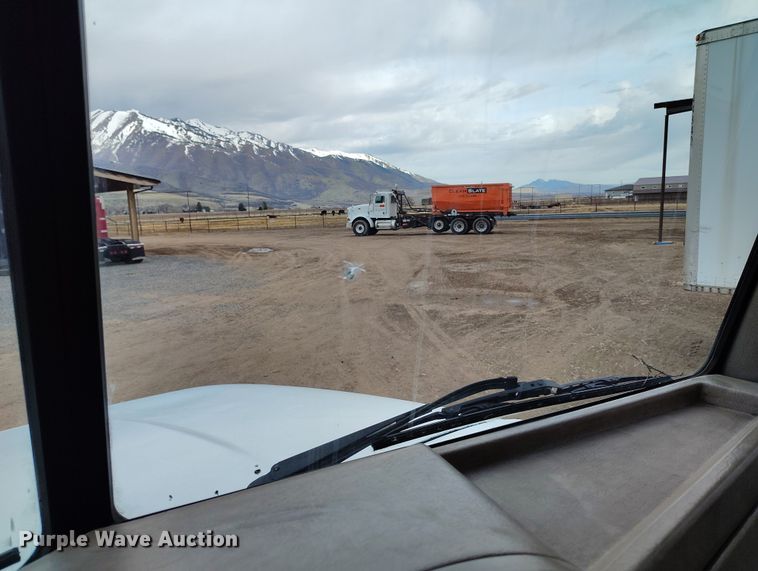 image for item EH0234 2005 Peterbilt 335  roll-off container truck