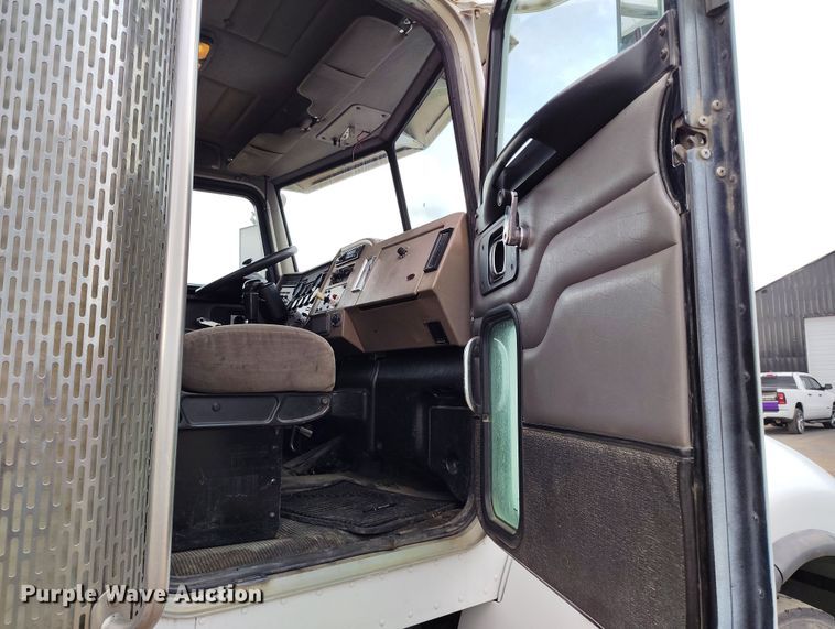 image for item EH0234 2005 Peterbilt 335  roll-off container truck