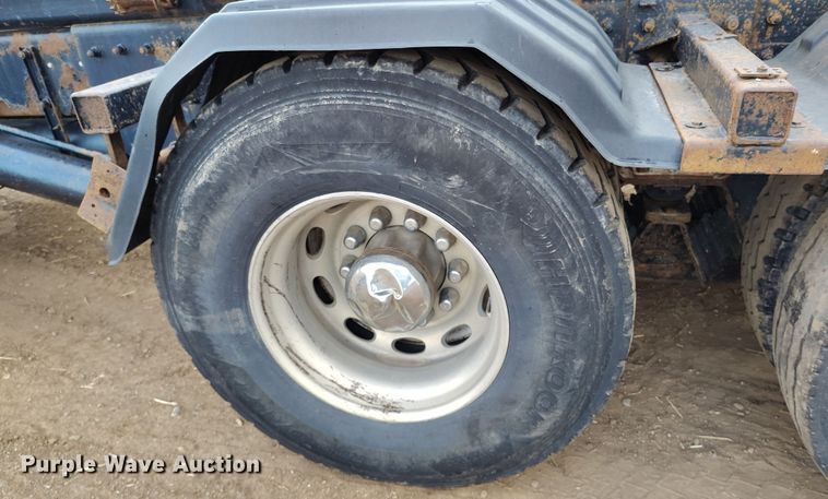 image for item EH0234 2005 Peterbilt 335  roll-off container truck