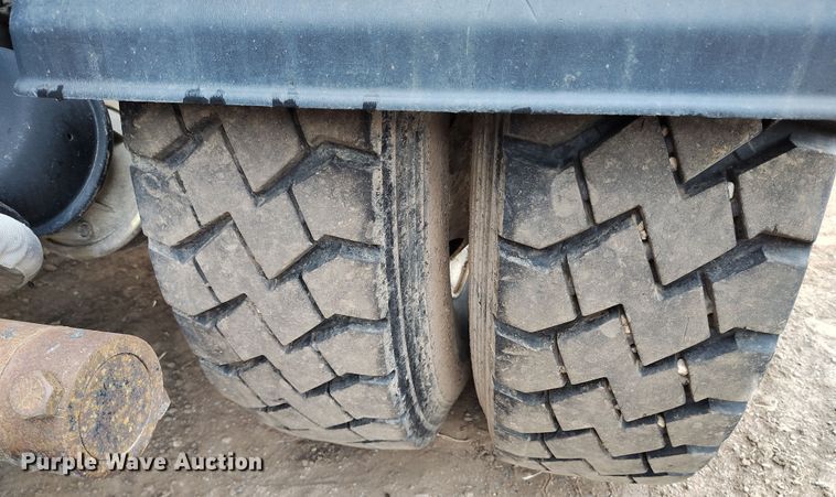 image for item EH0234 2005 Peterbilt 335  roll-off container truck