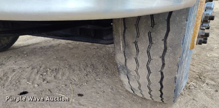 image for item EH0234 2005 Peterbilt 335  roll-off container truck