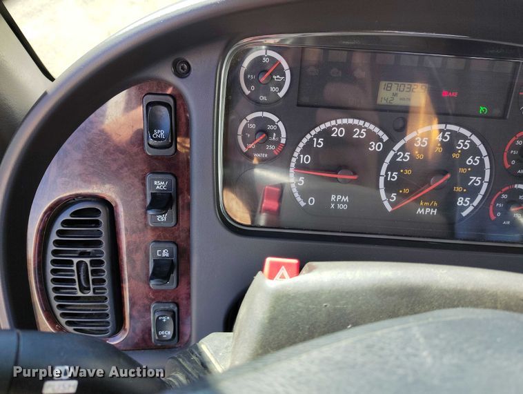 image for item EH0275 2011 Freightliner Business Class M2 flatbed truck