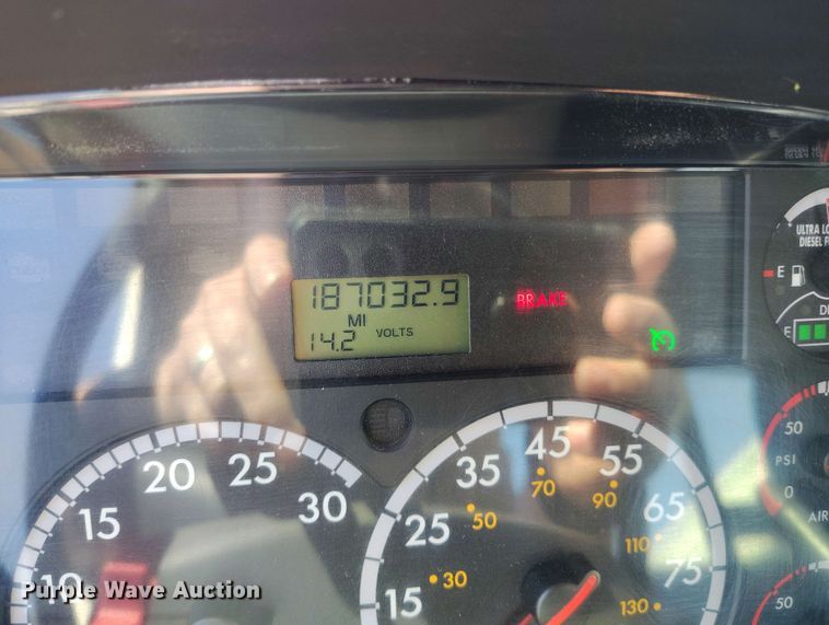 image for item EH0275 2011 Freightliner Business Class M2 flatbed truck