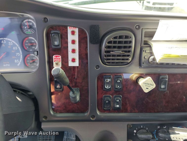 image for item EH0275 2011 Freightliner Business Class M2 flatbed truck