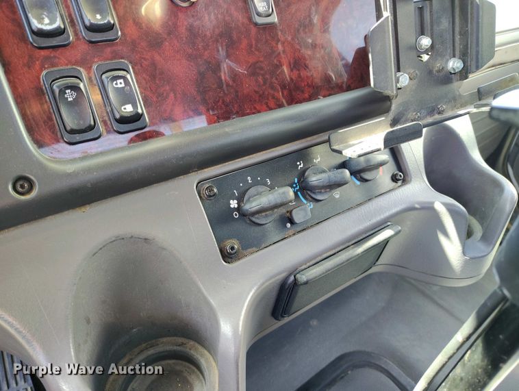 image for item EH0275 2011 Freightliner Business Class M2 flatbed truck