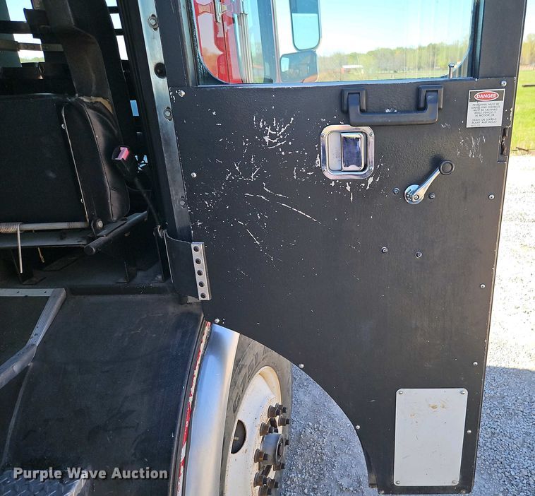 image for item EI8951 2006 HME 4465 900 cab and chassis