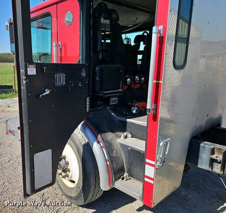 image for item EI8951 2006 HME 4465 900 cab and chassis