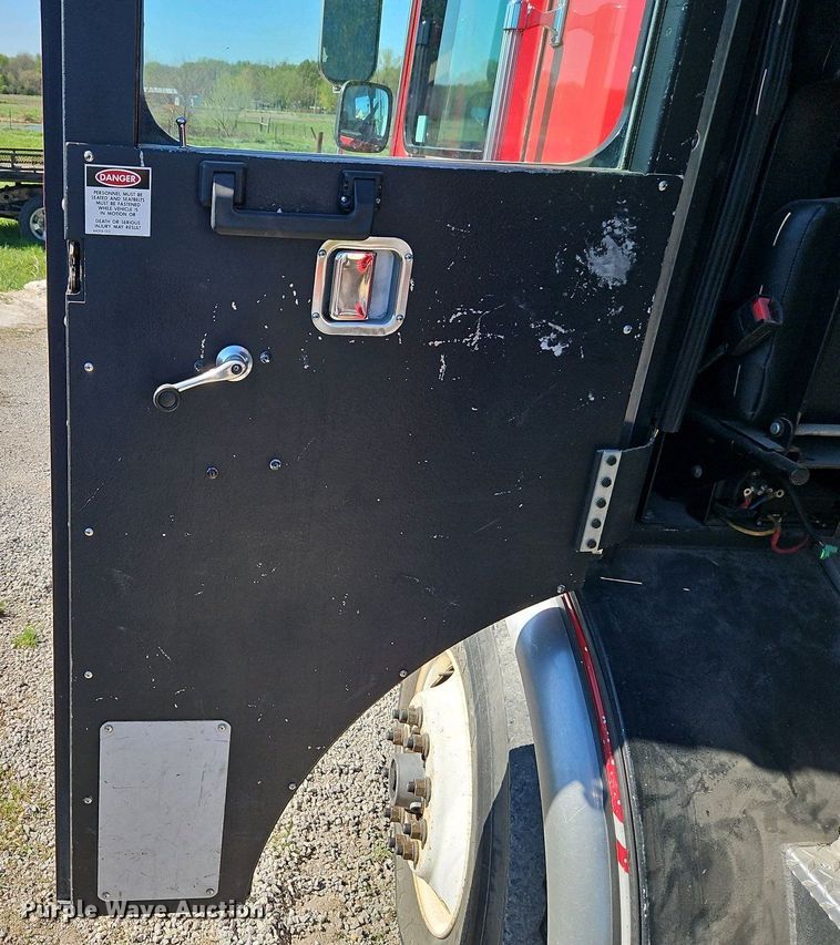 image for item EI8951 2006 HME 4465 900 cab and chassis