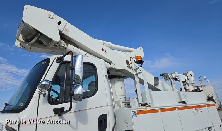 image for item EJ7421 2007 Freightliner Business Class M2 bucket truck