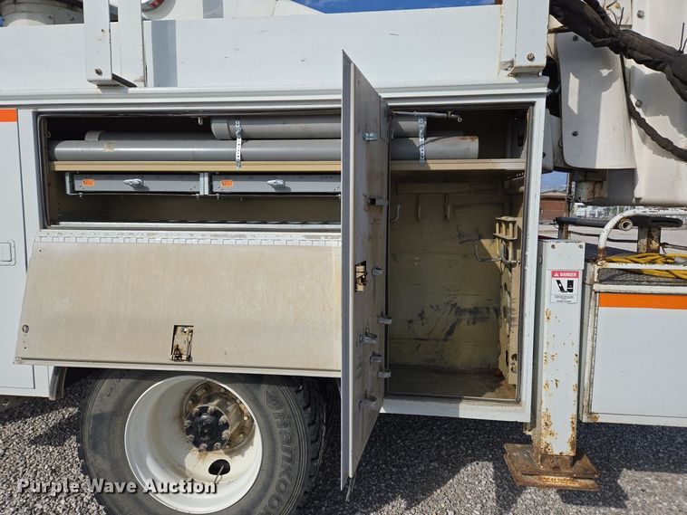 image for item EJ7421 2007 Freightliner Business Class M2 bucket truck