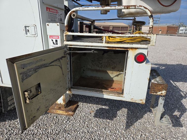 image for item EJ7421 2007 Freightliner Business Class M2 bucket truck