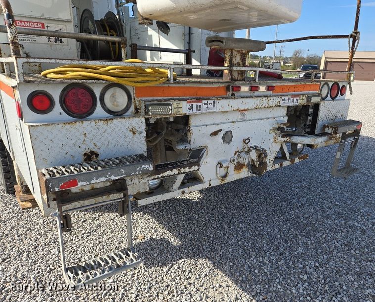 image for item EJ7421 2007 Freightliner Business Class M2 bucket truck