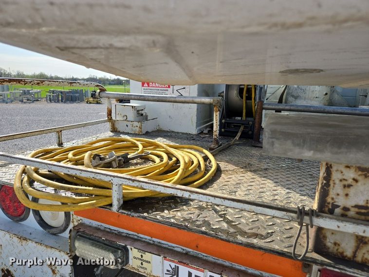 image for item EJ7421 2007 Freightliner Business Class M2 bucket truck