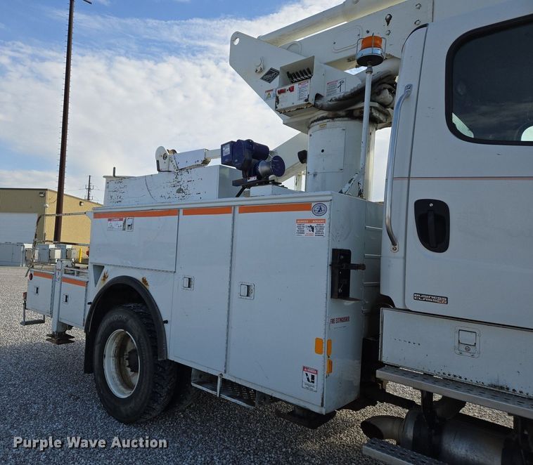 image for item EJ7421 2007 Freightliner Business Class M2 bucket truck