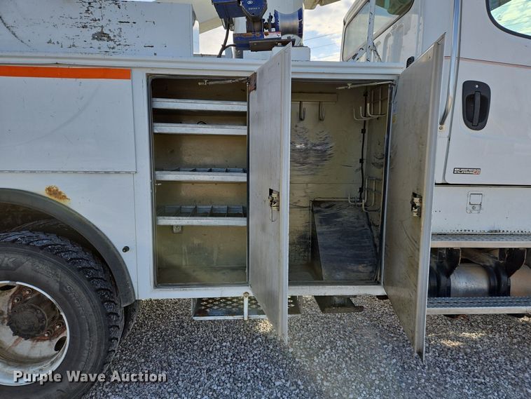 image for item EJ7421 2007 Freightliner Business Class M2 bucket truck