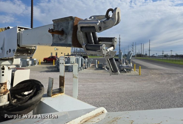 image for item EJ7421 2007 Freightliner Business Class M2 bucket truck