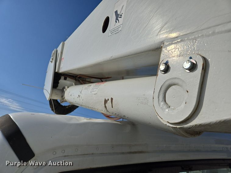 image for item EJ7421 2007 Freightliner Business Class M2 bucket truck