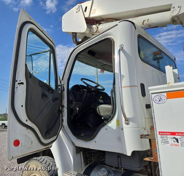 image for item EJ7421 2007 Freightliner Business Class M2 bucket truck