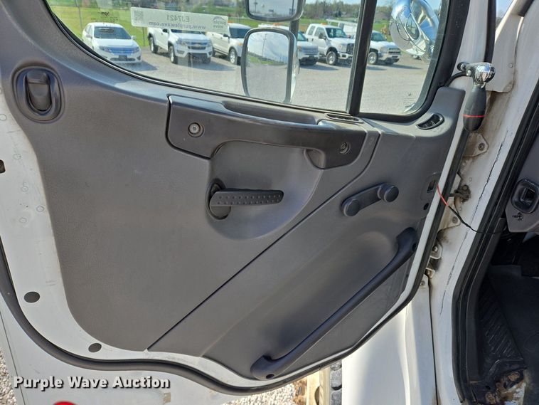 image for item EJ7421 2007 Freightliner Business Class M2 bucket truck