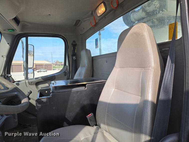 image for item EJ7421 2007 Freightliner Business Class M2 bucket truck