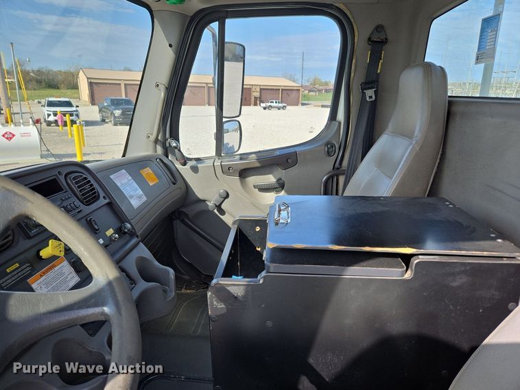 image for item EJ7421 2007 Freightliner Business Class M2 bucket truck