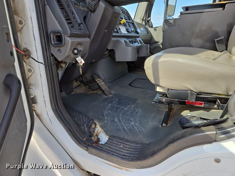 image for item EJ7421 2007 Freightliner Business Class M2 bucket truck