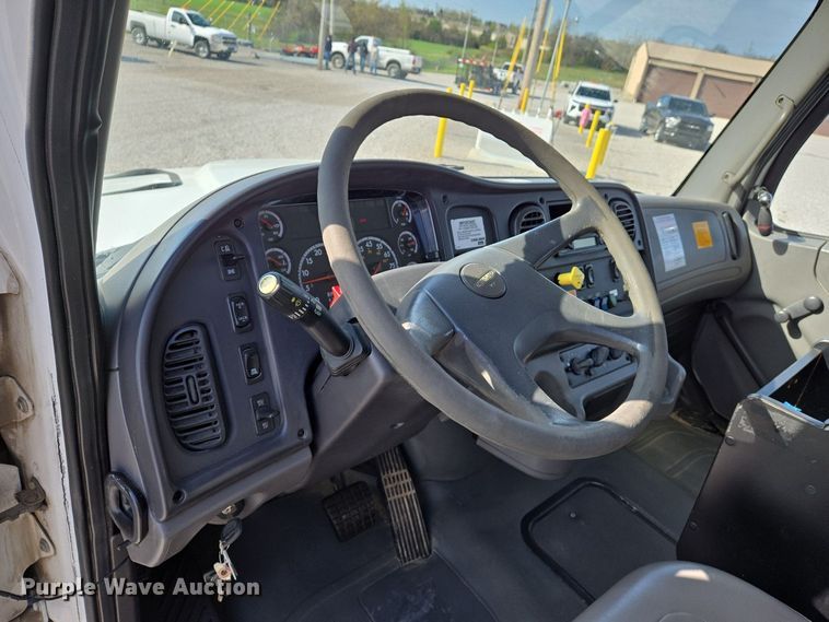 image for item EJ7421 2007 Freightliner Business Class M2 bucket truck