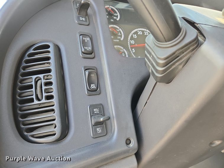 image for item EJ7421 2007 Freightliner Business Class M2 bucket truck