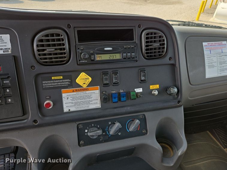 image for item EJ7421 2007 Freightliner Business Class M2 bucket truck