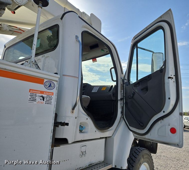 image for item EJ7421 2007 Freightliner Business Class M2 bucket truck