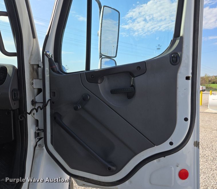 image for item EJ7421 2007 Freightliner Business Class M2 bucket truck