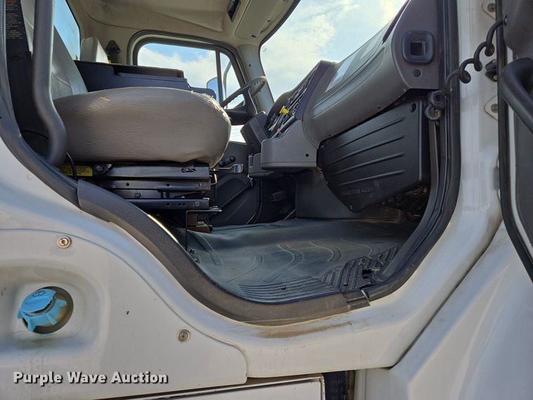 image for item EJ7421 2007 Freightliner Business Class M2 bucket truck