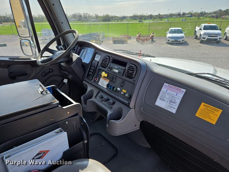 image for item EJ7421 2007 Freightliner Business Class M2 bucket truck