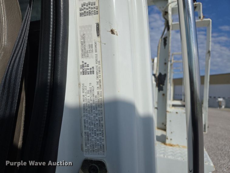 image for item EJ7421 2007 Freightliner Business Class M2 bucket truck