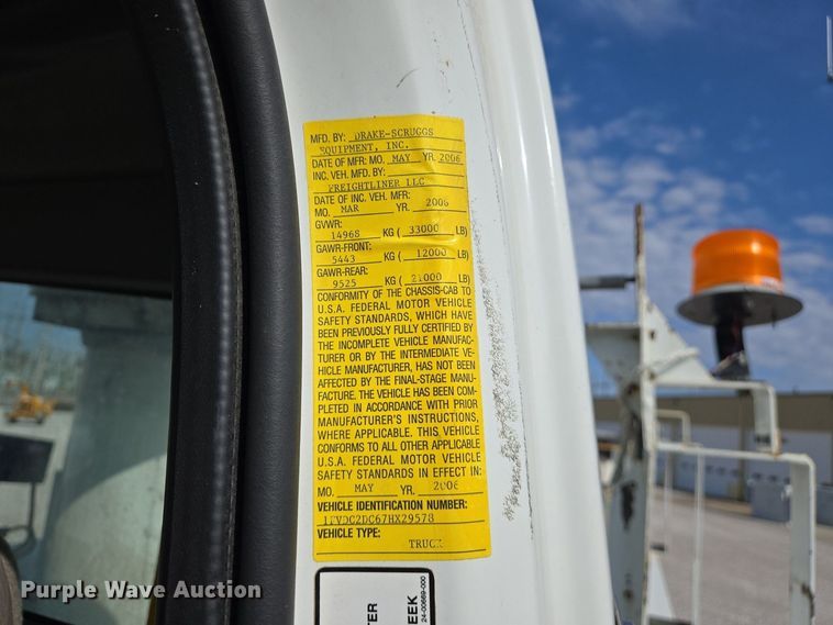 image for item EJ7421 2007 Freightliner Business Class M2 bucket truck