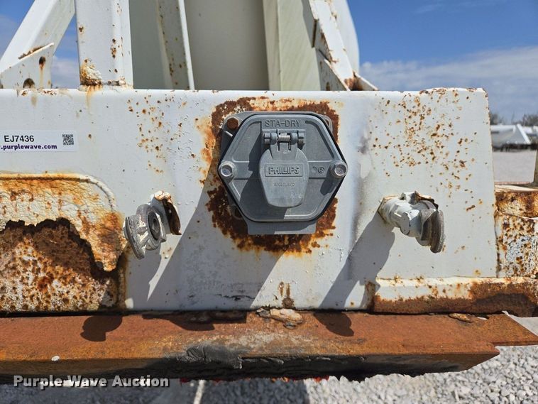 image for item EJ7436 1976 Fruehauf pneumatic dry bulk trailer