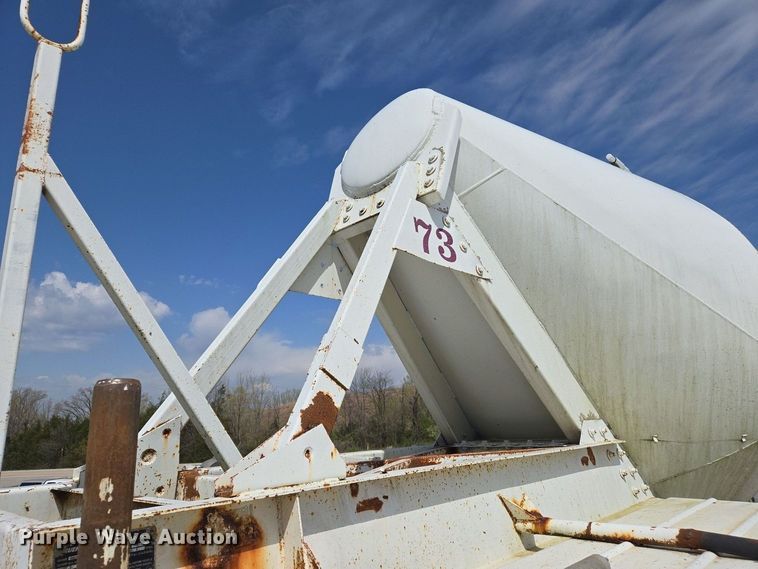 image for item EJ7436 1976 Fruehauf pneumatic dry bulk trailer