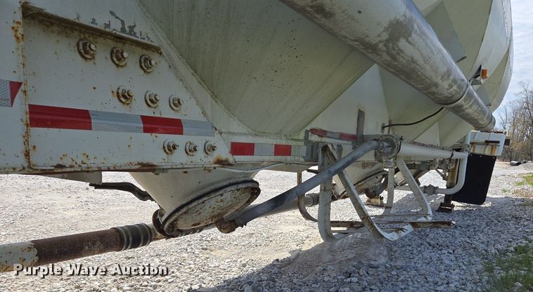 image for item EJ7436 1976 Fruehauf pneumatic dry bulk trailer