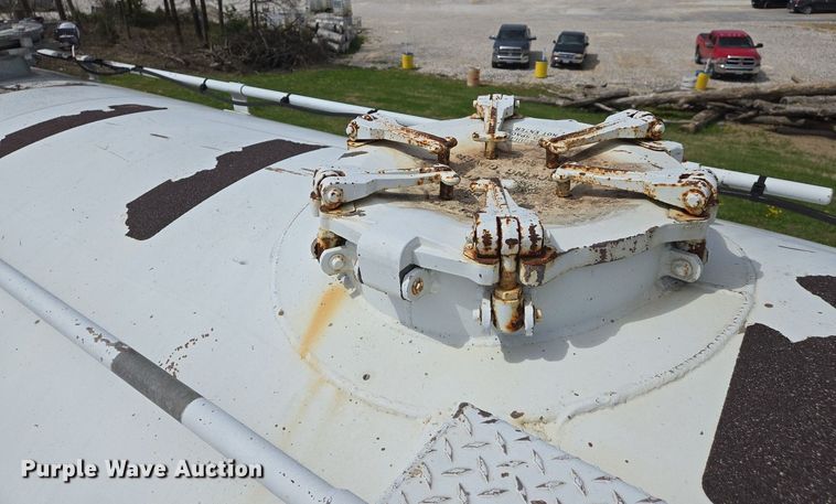 image for item EJ7436 1976 Fruehauf pneumatic dry bulk trailer