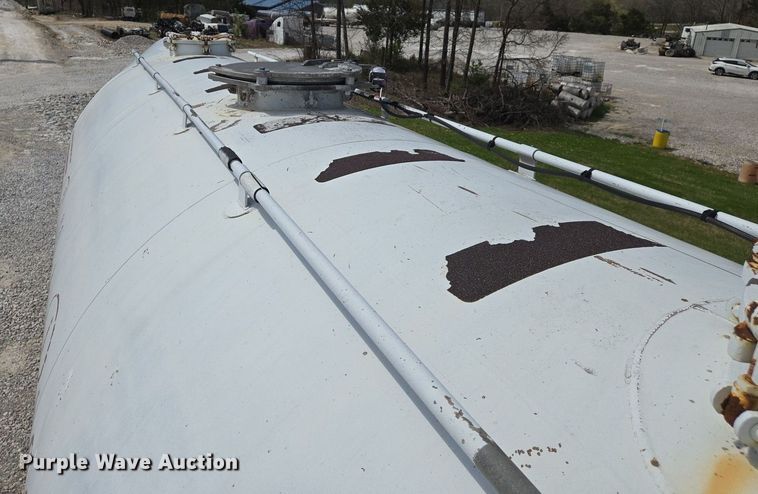 image for item EJ7436 1976 Fruehauf pneumatic dry bulk trailer