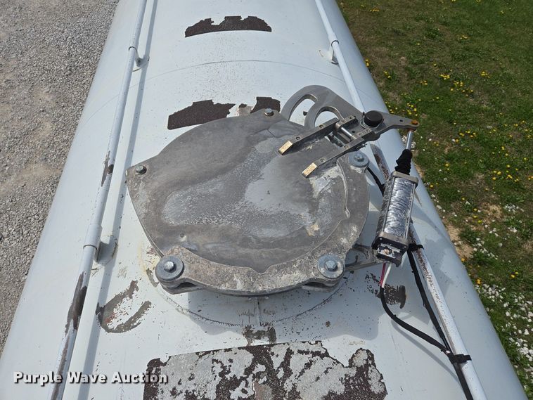 image for item EJ7436 1976 Fruehauf pneumatic dry bulk trailer