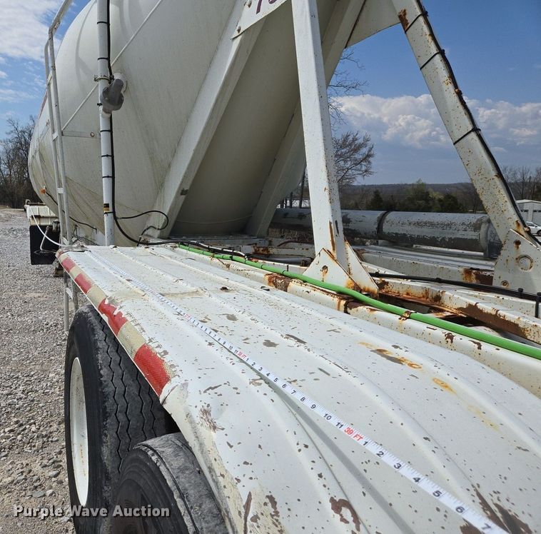 image for item EJ7436 1976 Fruehauf pneumatic dry bulk trailer