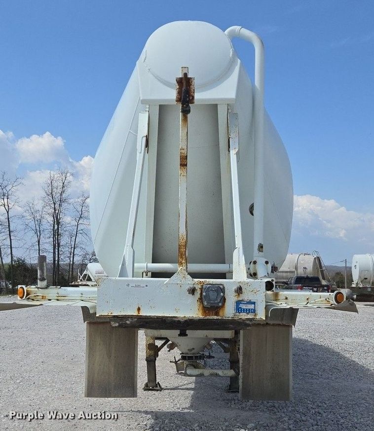 image for item EJ7437 1999 Fruehauf pneumatic dry bulk trailer