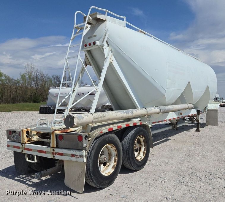 image for item EJ7437 1999 Fruehauf pneumatic dry bulk trailer