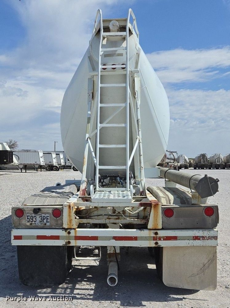 image for item EJ7437 1999 Fruehauf pneumatic dry bulk trailer