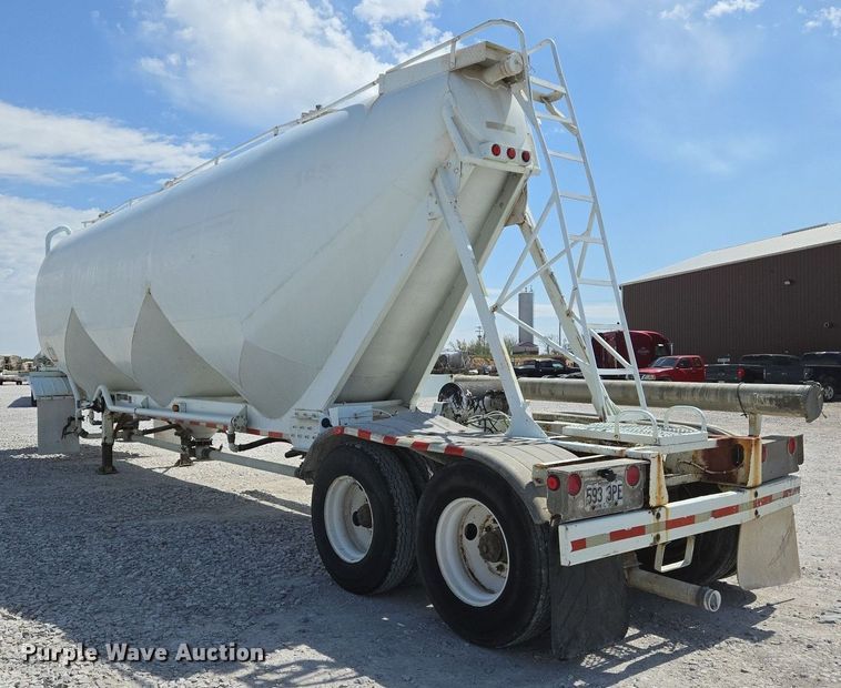 image for item EJ7437 1999 Fruehauf pneumatic dry bulk trailer