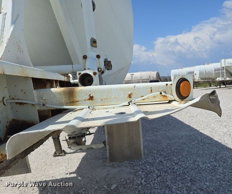 image for item EJ7437 1999 Fruehauf pneumatic dry bulk trailer